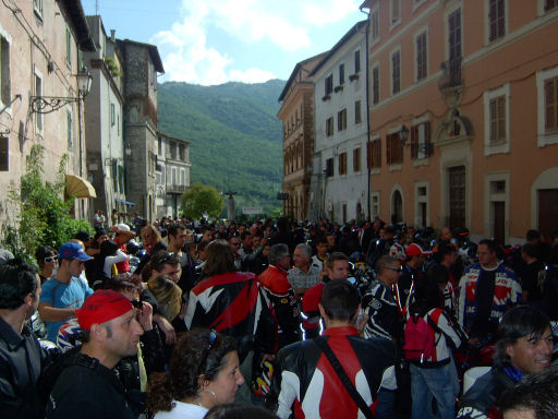 Motobenedizione 2005: c'era un sacco di gente con moto di tutti i tipi.